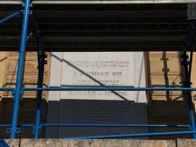 La parte posteriore invece d� sul mare e ha di fronte il teatro Margherita. Su questa facciata si trova la targa che ricorda l�incontro avvenuto il 3 febbraio 1859 fra Francesco di Borbone e Maria Sofia Amalia, sorella dell�imperatrice Sissi: l�ultima coppia di borbonici ad aver regnato in Italia